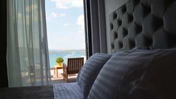 Honeymoon suite, bubbelbad, uitzicht op zee | Een minibar, een kluis op de kamer, een bureau, geluiddichte muren