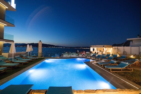 Una piscina al aire libre de temporada