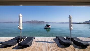 A la platja, para-sols per a la platja i bar a la platja