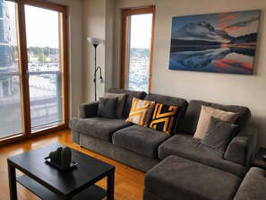 Executive-huoneisto, 2 makuuhuonetta, 2 kylpyhuonetta, näköala venesatamaan | Oleskelualue