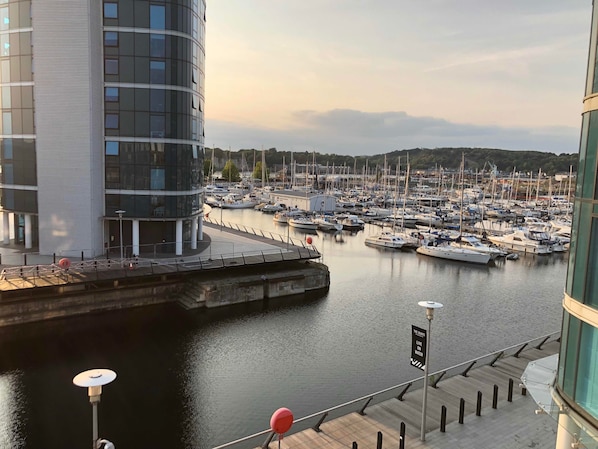 Executive-huoneisto, 2 makuuhuonetta, 2 kylpyhuonetta, näköala venesatamaan | Rakennuksen muotoilu