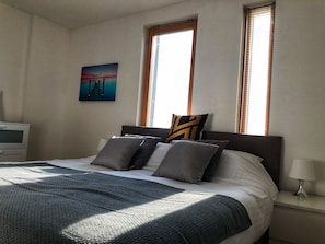 Executive Apartment, 2 Bedrooms, 2 Bathrooms, Marina View - The Wharf Medway (Chatham)