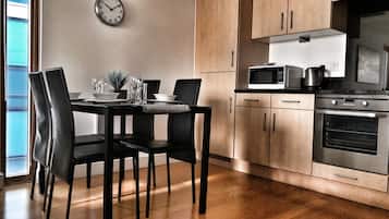 Executive Apartment, 2 Bedrooms, 2 Bathrooms, Marina View | Private kitchen | Full-sized fridge, microwave, oven, stovetop