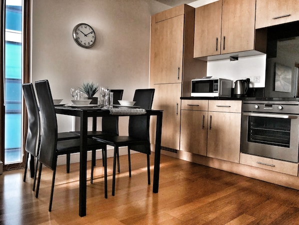 Apartamento ejecutivo, 2 habitaciones, 2 baños, vistas al puerto deportivo | Cocina privada | Frigorífico grande, microondas, horno y placa de cocina