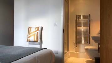 Executive Apartment, 2 Bedrooms, 2 Bathrooms, Marina View | Bathroom shower