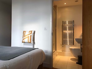 Apartamento ejecutivo, 2 habitaciones, 2 baños, vistas al puerto deportivo | Ducha del cuarto de baño