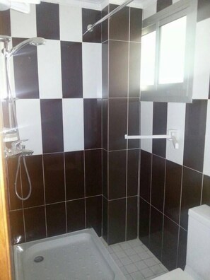 Family Apartment | Bathroom | Shower, free toiletries, towels - Queen's Residence (Douala)