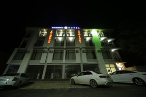 Fassade der Unterkunft – Abend/Nacht