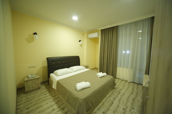 Habitación estándar con 1 cama doble o 2 individuales | Minibar, escritorio, sistema de insonorización y camas supletorias