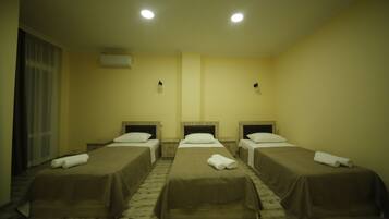 Standard-Dreibettzimmer | Minibar, Schreibtisch, schallisolierte Zimmer, Zustellbetten