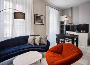 Fridge, microwave, oven, stovetop - Apartamentos One Shot Conde de Torrejón (Seville)