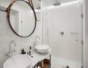 Shower, free toiletries, towels