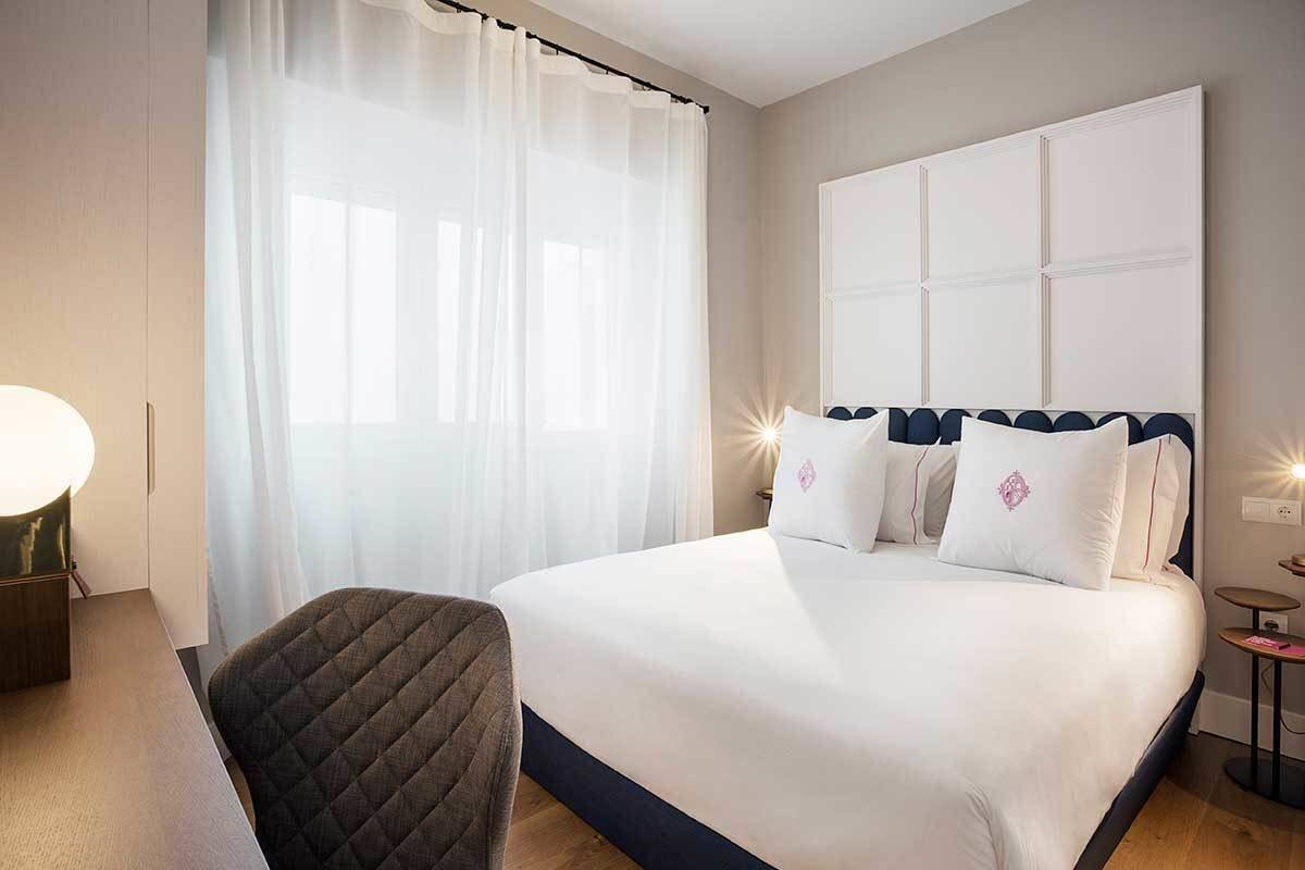 Cortinas opacas, wifi gratis, ropa de cama