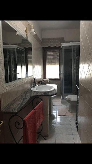 Shower, rainfall showerhead, free toiletries, hair dryer