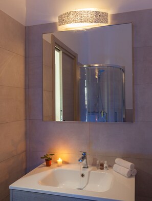 Doppia Economy, 1 letto queen, bagno privato | Bagno | Doccia, soffione a pioggia, set di cortesia gratuito, asciugacapelli