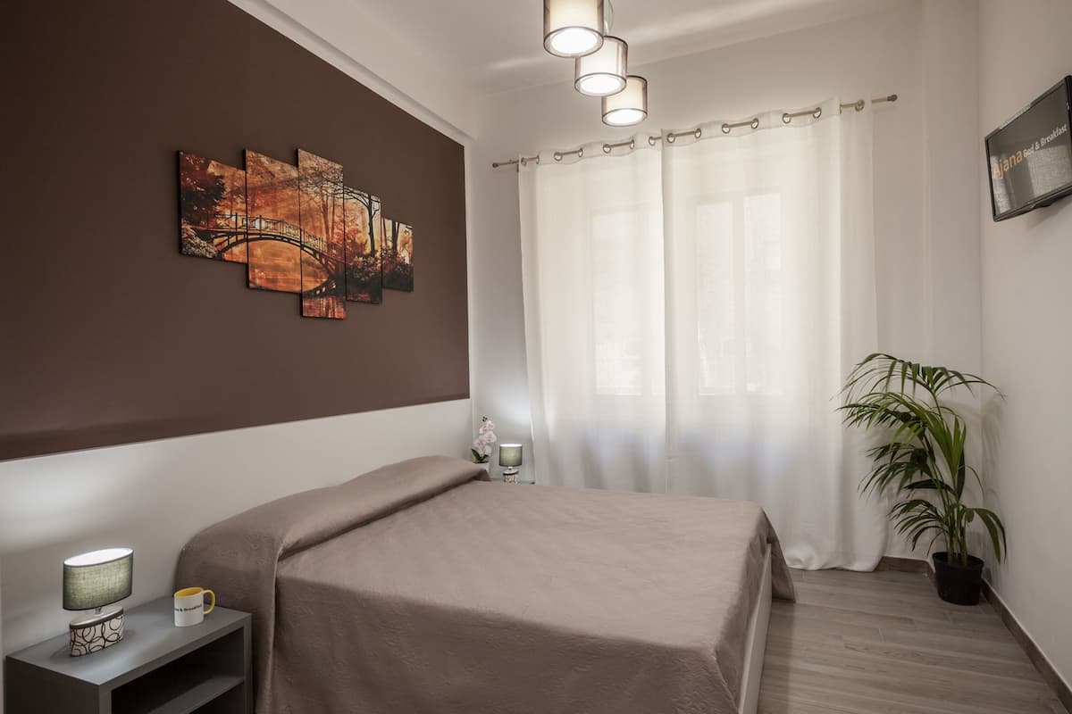 Doppia Economy, 1 letto queen, bagno privato | Copriletto in piuma, con arredamento individuale, una scrivania