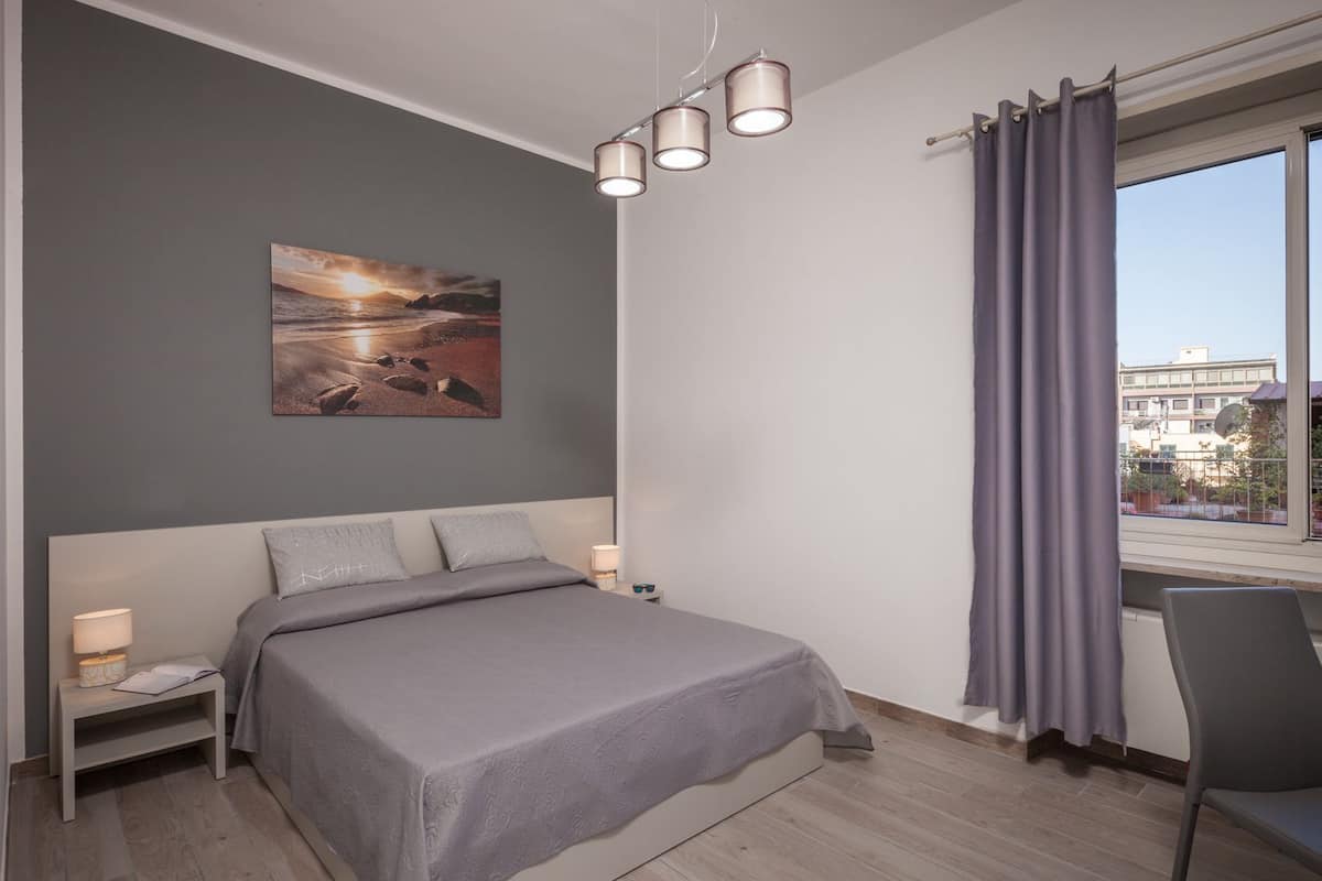 Doppia Deluxe, 1 letto queen, bagno privato | Copriletto in piuma, con arredamento individuale, una scrivania