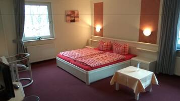 Double Room | Desk, iron/ironing board, free WiFi, bed sheets