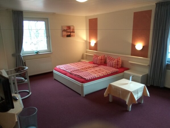 Chambre double | Bureau, fer et planche à repasser, accès au Wi-Fi (inclus)