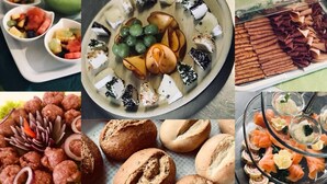 Diverse etenswaren, waaronder kaas, fruit en gebak.