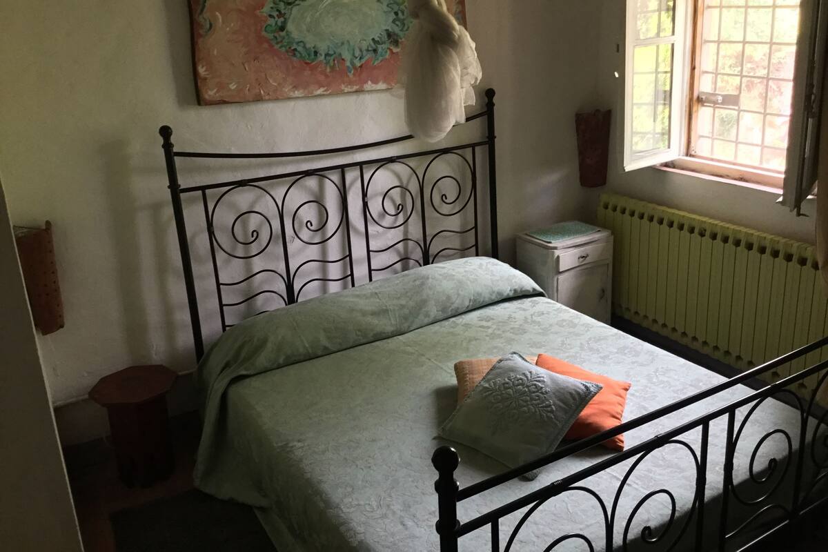 Premium bedding, desk, soundproofing, cots/infant beds