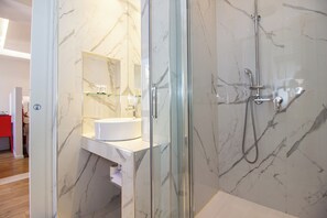 JUNIOR SUITE DESIGN CON BALCONE | Baño | Secadora de cabello, bidet, toallas, papel de baño 