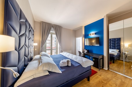 Minibar, muebles diferentes y escritorio