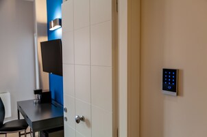 Minibar, muebles diferentes y escritorio 