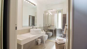 Ein modernes Badezimmer mit Waschbecken, Spiegel und Toilette.