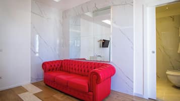 JUNIOR SUITE DESIGN CON BALCONE | Minibar, con arredamento individuale, una scrivania, postazione laptop