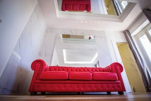 JUNIOR SUITE DESIGN CON BALCONE | Living area | Flat-screen TV, Netflix