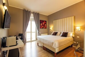 Habitación de diseñador, balcón (Business) | Minibar, muebles diferentes y escritorio 