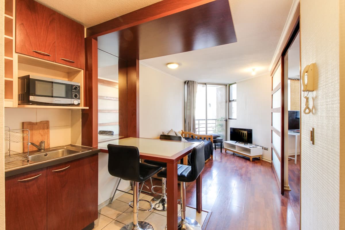 Refrigerador, microondas, placa de cocina, utensilios de cocina