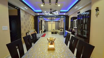 Deluxe Room | In-room dining