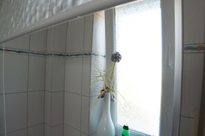 Apartment, 1 Schlafzimmer (incl. 40 EUR cleaning fee) | Badezimmer | Badewanne, kostenlose Toilettenartikel, Haartrockner, Handtücher