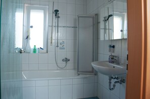 Apartment, 1 Bedroom (incl. 40 EUR cleaning fee) | Bathroom | Bathtub, free toiletries, hair dryer, towels - Ferienwohnung Keull (Coesfeld)