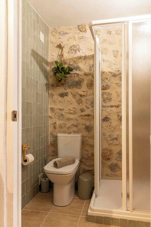 Junior Suite, 1 Bedroom | Bathroom | Shower, free toiletries, hair dryer, towels - Hostal Dios Esta Bien (Peniscola)