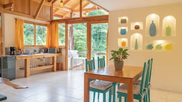 Deluxe Studio Suite, 2 Bedrooms, Mountain View | Living area