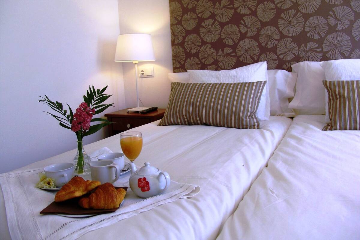 Escritorio, cunas gratuitas y wifi gratis