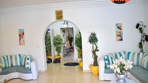 บ้านคอมฟอร์ท, 3 ห้องนอน | ห้องนั่งเล่น | ทีวีจอแบน 32 นิ้ว พร้อมช่องดาวเทียม, ทีวี,  เครื่องเล่นวิดีโอเกม