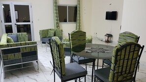 City Apartment, 2 Bedrooms | In-room dining