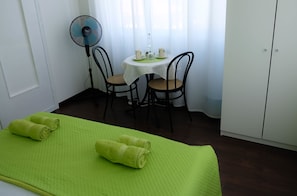 Habitación con 1 cama doble o 2 individuales, baño compartido, vistas al lago | Wifi gratis