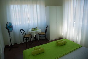 Doppel- oder Zweibettzimmer, Gemeinschaftsbad, Seeblick