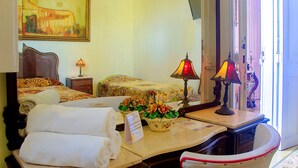 A hotel room with a bed, two bedside tables, a chair, a desk, a lamp, and a painting on the wall. - Hostal D' Cordero (Santa Clara)