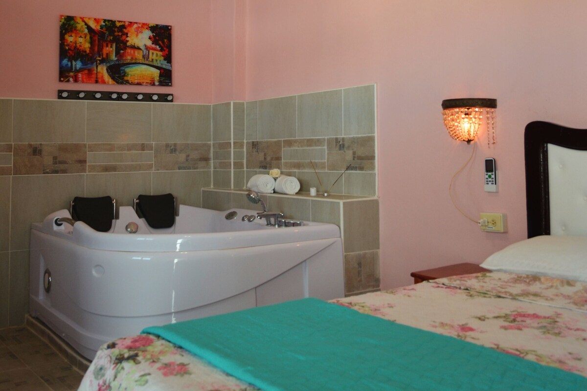 ห้องโรแมนติกดับเบิล, อ่างน้ำร้อน | 8 ห้องนอน, เครื่องนอนระดับพรีเมียม, ผ้านวมขนเป็ด