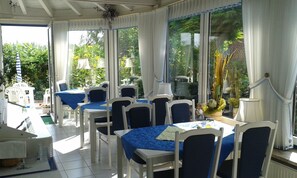 Desayuno buffet (EUR 7 por persona)