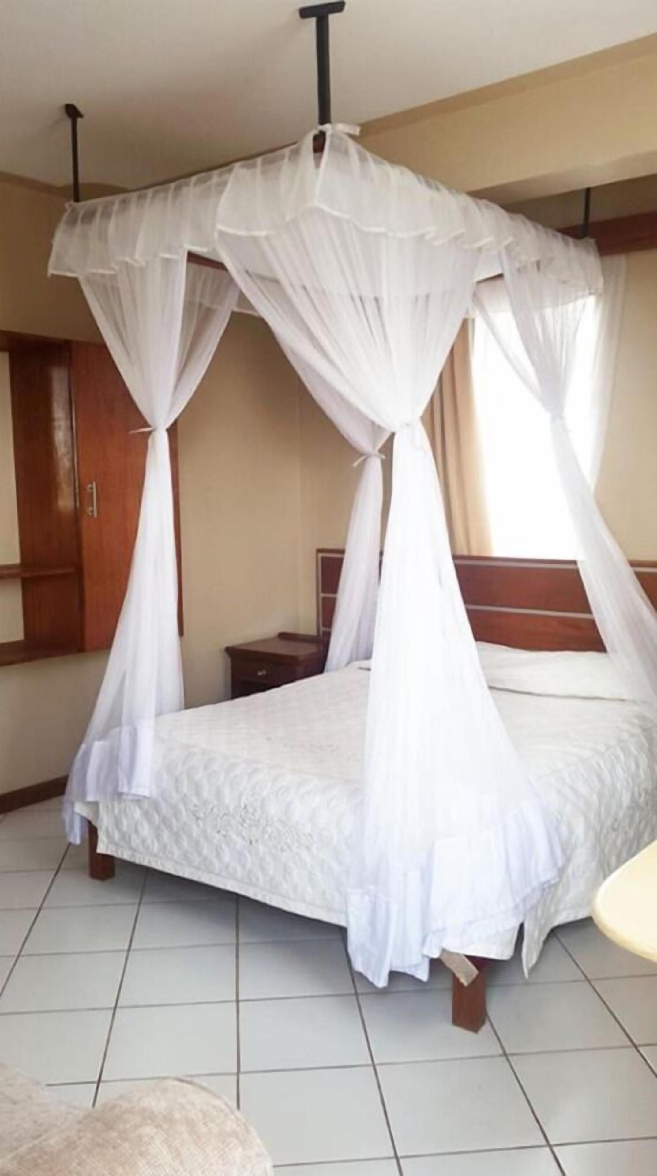 Premium bedding, desk, soundproofing, free WiFi