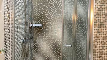 Kamar Double, ensuite | Kamar mandi | Handuk