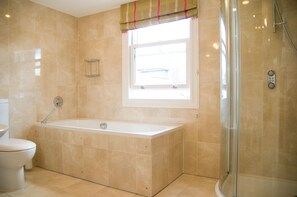 Triple Room, Ensuite (Separate Bath & Shower) | Bathroom | Towels - Goodenough Guesthouse (London)