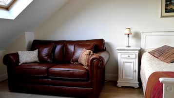 Triple Room, Ensuite (Separate Bath & Shower) | Free WiFi, bed sheets